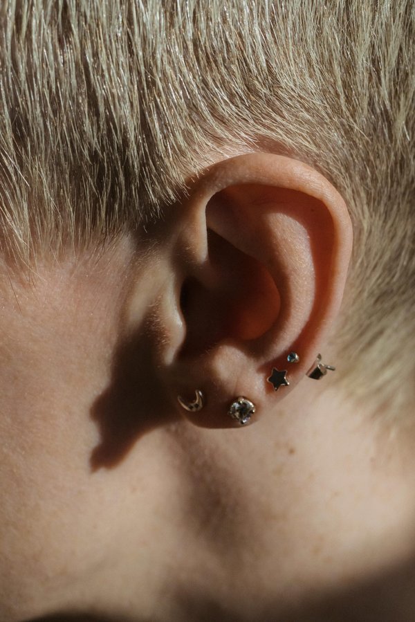 Tout savoir sur le piercing oreille : types et soins essentiels